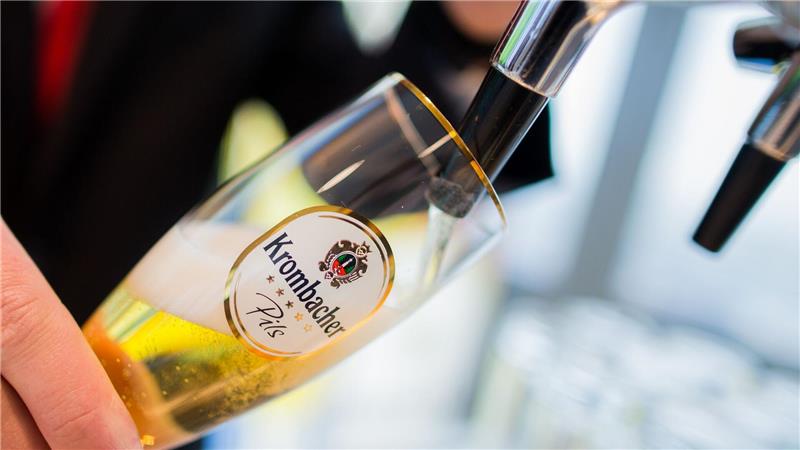 Große Brauer planen Bier-Preiserhöhungen Fassbier wird für Großkunden von Krombacher zum Herbst hin teurer. (Archivbild)
