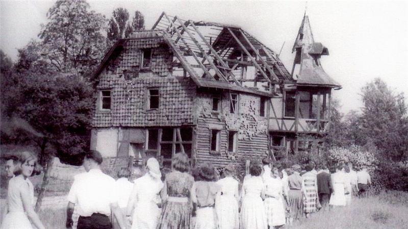 Fassungslos blicken 1960 die Menschen auf die verfallende Villa Bohlmann im Altfeld. Sie stehen auf dem Weg im Westen, das Gebäude steht unerreichbar im Osten.