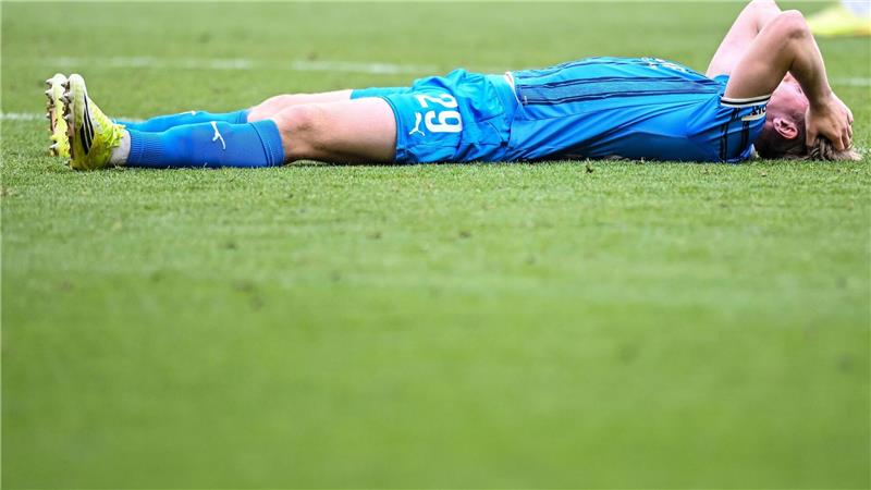 Fassungslos nach dem späten Gegentor: Heidenheims Mikkel Kaufmann am Boden nach dem 3:3.