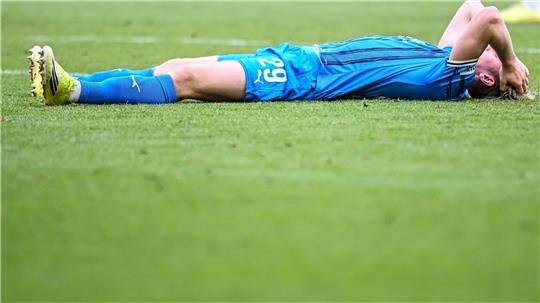 Fassungslos nach dem späten Gegentor: Heidenheims Mikkel Kaufmann am Boden nach dem 3:3.