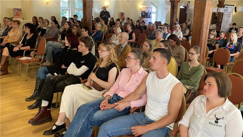 Fast 100 Gäste kommen im Bündheimer Schloss zusammen.