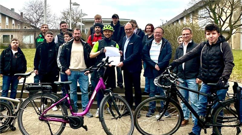Fast 1100 Unterschriften für den Erhalt der BBS in Seesen sammelt Ratsherr Frank Farbacher. Die Liste wird an Landrat Alexander Saipa weitergereicht.