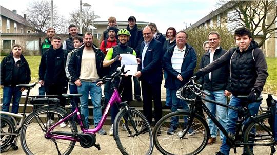 Fast 1100 Unterschriften für den Erhalt der BBS in Seesen sammelt Ratsherr Frank Farbacher. Die Liste wird an Landrat Alexander Saipa weitergereicht.