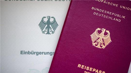 Fast 17.000 Menschen sind 2023 in Niedersachsen eingebürgert worden. (Archivbild)