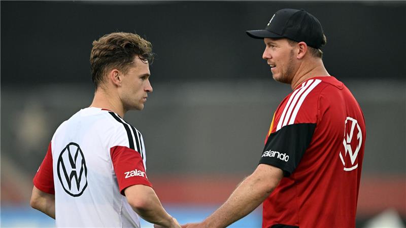 Glückliche DFB-Fans und starke Zeichen mit Neuer im Tor Fast 30 Minuten im Vier-Augen-Gespräch: Für Bundestrainer Julian Nagelsmann (l) ist Joshua Kimmich sein erster Ansprechpartner im Team.