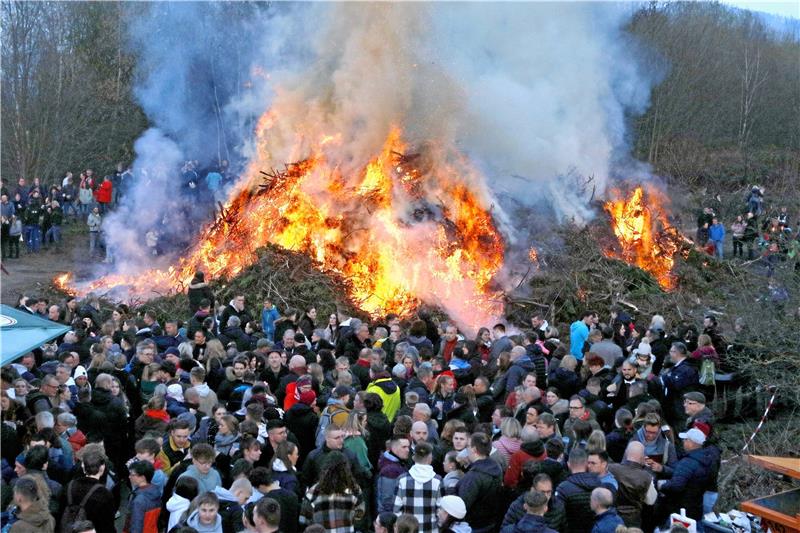 Fast 5000 Menschen sind zu Spitzenzeiten beim Osterfeuer auf dem Bollrich zu Gast. Viele besuchen die Traditionsveranstaltung schon seit Jahrzehnten. Foto: Epping