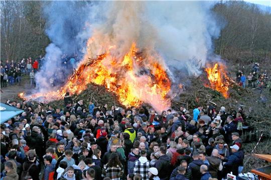 Fast 5000 Menschen sind zu Spitzenzeiten beim Osterfeuer auf dem Bollrich zu Gast. Viele besuchen die Traditionsveranstaltung schon seit Jahrzehnten. Foto: Epping