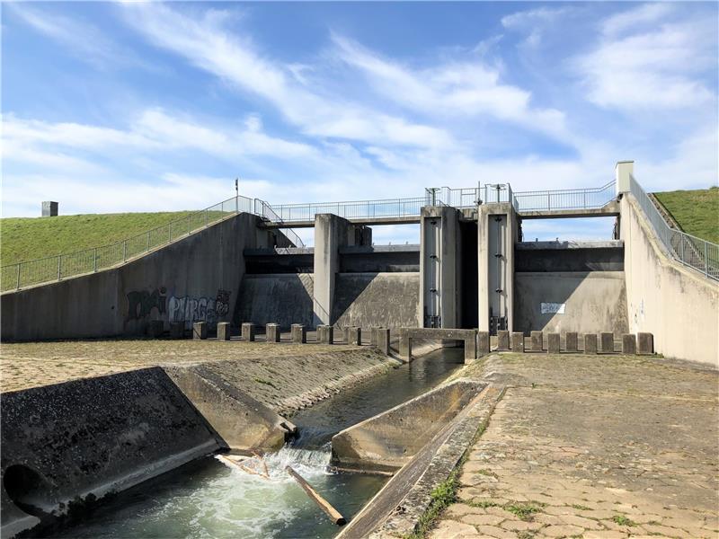 Fast 60 Jahre alt ist das Hochwasserrückhaltebecken. Es wird derzeit saniert. Fotos: NLWKN