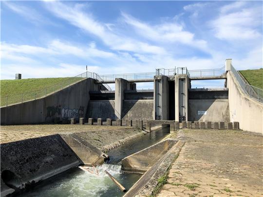 Fast 60 Jahre alt ist das Hochwasserrückhaltebecken. Es wird derzeit saniert. Fotos: NLWKN