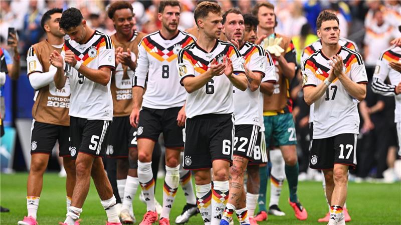 Fast alle Nationalspieler tragen rosa Schuhe bei der WM. 