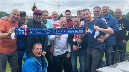 Fast alle sind gekommen: Das Meisterteam des FC Othfresen der Saison 94/95 kann auch nach 30 Jahren noch kräftig feiern. Foto: Privat