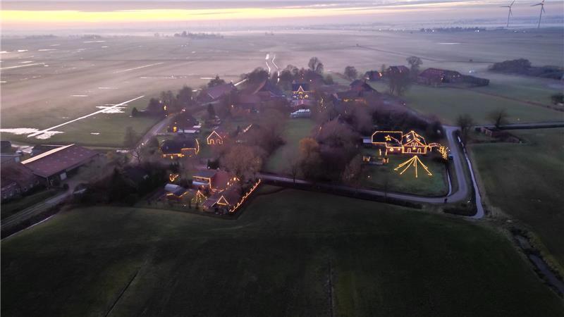 Fast das ganze Dorf Bingumgaste ist zur Adventszeit festlich beleuchtet.