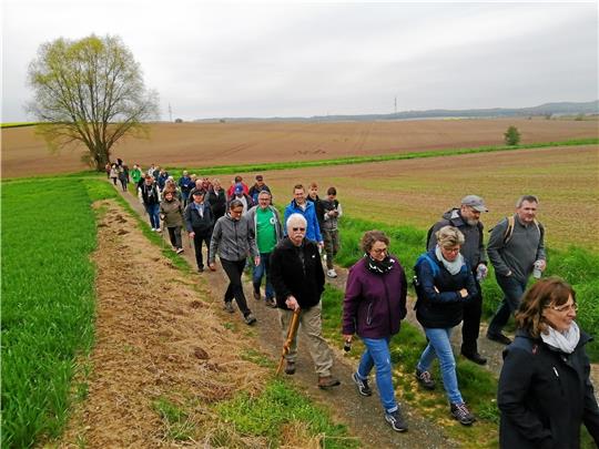 Fast das ganze Dorf ist auf den Beinen, als in Neuenkirchen am Morgen des ersten Tages des Wonnemonats die Maiwanderung startet. Fotos: Hohaus
