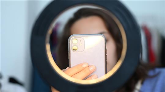 Fast die Hälfte der Kinder und Jugendlichen werden laut einer Studie durch Werbung auf Social-Media-Plattformen auf Produkte aufmerksam, 40 Prozent durch Empfehlungen von Influencerinnen und Influencern. (Symbolbild)