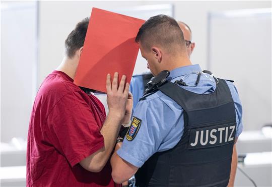 Mordprozess: Mutter schildert Veränderung von Ayleen Fast ein Jahr ist es her, dass die Schülerin Ayleen aus Baden-Württemberg in Hessen getötet wurde. Für die Tat muss sich ein 30-Jähriger verantworten.