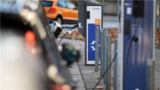 Fast jede zweite Kommune in Deutschland bietet keine öffentlich zugänglichen Ladestationen für E-Autos. (Symbolbild)