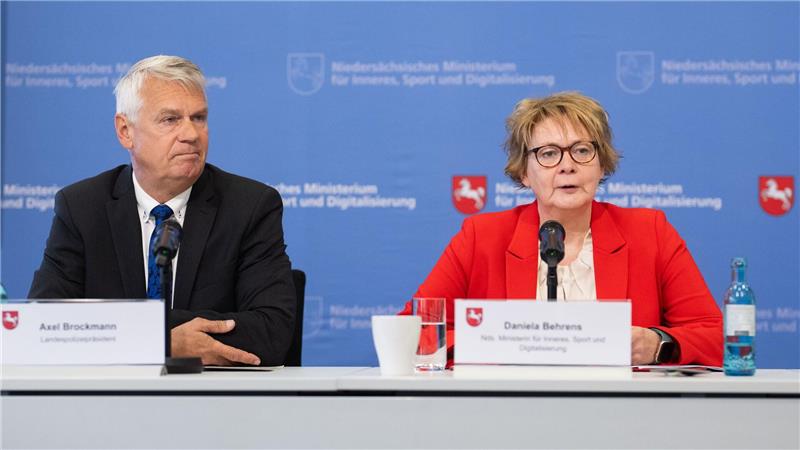Hohe Zahl politisch motivierter Straftaten - „Verrohung“ Fast jede zweite Straftat war 2025 rechts motiviert.