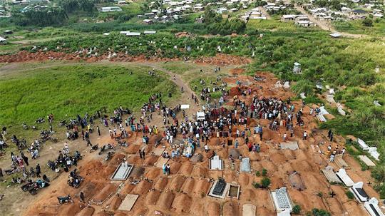 Fast jeder zweite der mehr als 5.000 Ebola-Patienten ist an der gefährlichen Fieberkrankheit gestorben. (Archivbild)