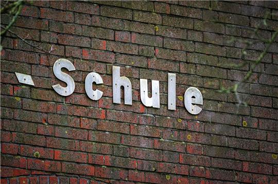 Fast jedes zweite Kind sagt einer Studie  zufolge, es sei schon mal geschlagen worden oder jemand habe ihm in der Schule etwa durch Schubsen oder Treten wehgetan.