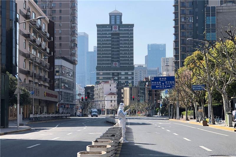 Fast menschenleere Straßen sind die Folge des Corona-Lockdowns in Shanghai - zum Beispiel im abgesperrten Bezirk Jingan im Westen der Stadt.