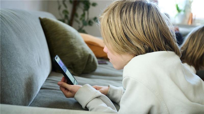 Fast mit ihrem Smartphone verwachsen: Eine DAK-Befragung zeigt Suchtverhalten in der Social-Media-Nutzung bei vielen Kindern und Jugendlichen. (Symbolbild)