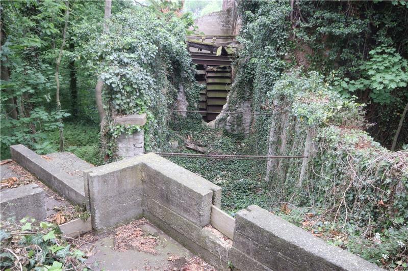 Pfingstpilgern in das Dorf an der Ecker Fast schon verwunschen sieht es aus: das verfallene Rad der Mühle Zimmermann.