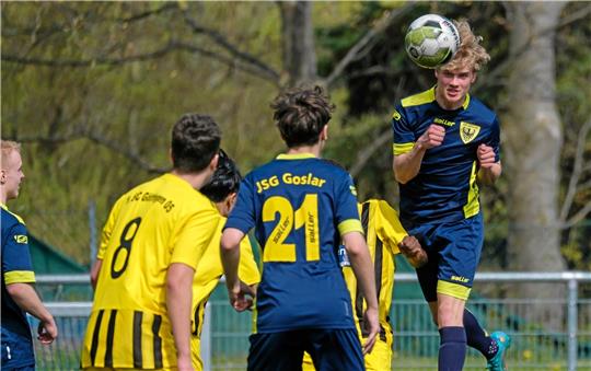 Fast ungestört kann Jona Zetzmann von den A-Junioren der JSG Goslar beim 12:0-Sieg gegen die 2. Mannschaft von Göttingen 05 den Ball per Kopf auf seinen Mitspieler Lukas Dietrich ablegen. Foto: Drechsler