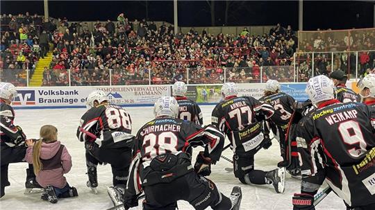Fast wie Weihnachten: Die Harzer Falken feiern mit ihren Fans den 12:2-Derbysieg gegen die Salzgitter Icefighters.