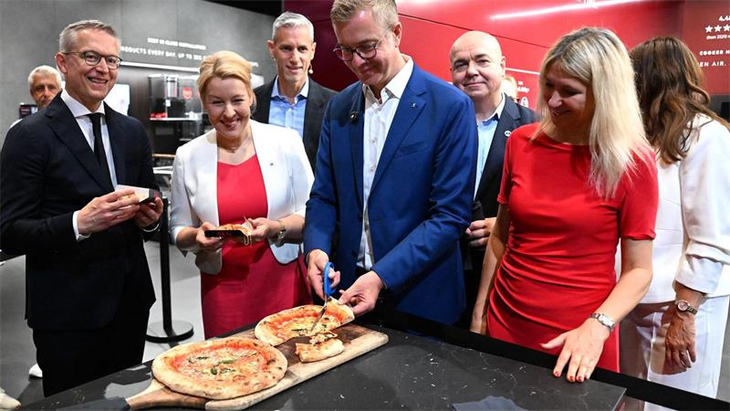 IFA öffnet für Publikum - KI und Roboter im Fokus Fast wie bei der Grünen Woche: An mehreren Stationen konnten sich die Politiker über Stärkungen freuen, unter anderem gab es Pizza aus einem smarten Ofen.