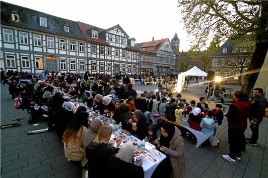 Fast wie die Lange Bank vom Marktplatz, nur an anderer Stelle: Rund 700 Muslime feiern am Samstagabend nach Sonnenuntergang das Fastenbrechen. Fotos: Epping