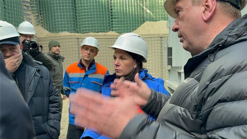 Baerbock in Kiew: 200 Millionen Euro Zusatz-Winterhilfe Fast zwei Drittel der Energieinfrastruktur der Ukraine seien mittlerweile zerstört, Strom und Wärme fehlten, sagte Baerbock bei ihrem Besuch