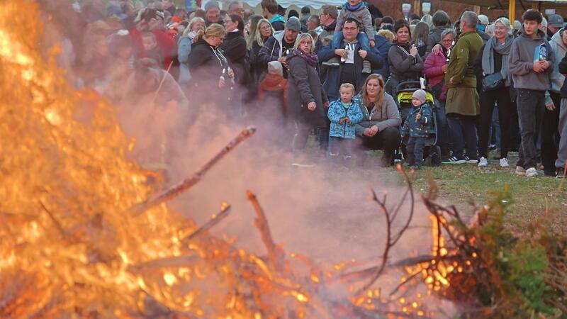 Geselligkeit ist Trumpf: Mehr als 800 Okeraner beim Osterfeuer Faszinierendes Feuer: Die Blicke von Groß und Klein sind von den lodernden Flammen gefangen.