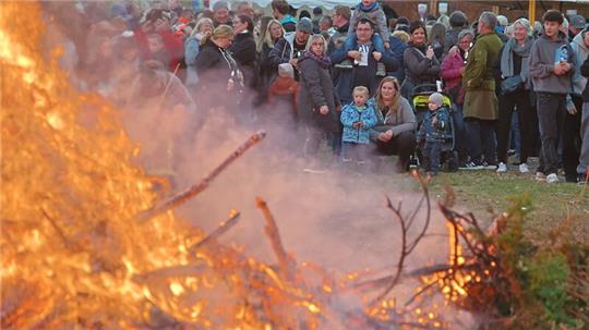 Faszinierendes Feuer: Die Blicke von Groß und Klein sind von den lodernden Flammen gefangen.