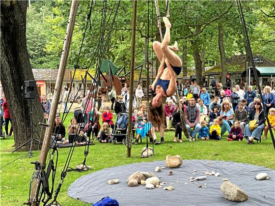 Fasziniert beobachten die vielen Zuschauerinnen und Zuschauer die artistische Performance der Künstlerin Jana Korb im Kurpark Bad Harzburg, die Bestandteil des Freilufttheaters in Benneckenstein ist.  Foto: Eggers