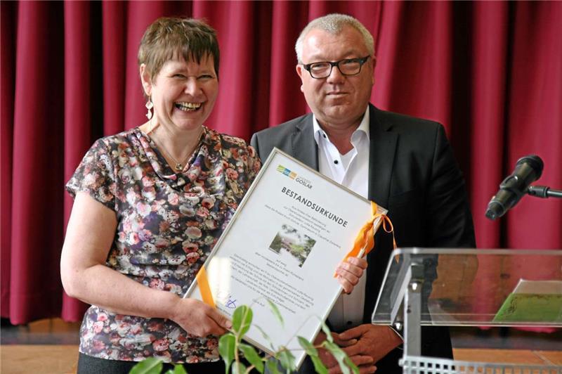 Fatales Foto: Für die Urkunde, die er Direktorin Reusing übergab, wurde Oliver Kasties später öffentlich gerüffelt. Jetzt geht er zur Stadt   Archivfoto: Pagenkemper