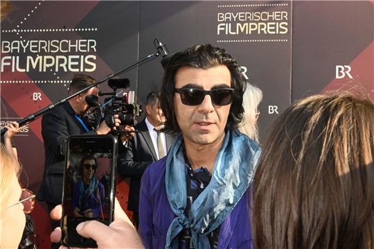 Fatih Akin kommt zur Verleihung des Bayerischen Filmpreises in das Prinzregententheater.