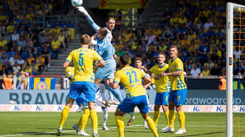 Faustabwehr geglückt: Braunschweigs Torwart Lennart Grill gegen Karlsruhe in Aktion.