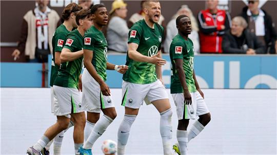 Favorit in der Relegation: Der VfL Wolfsburg mit seinem Abwehrchef Denis Vavro.