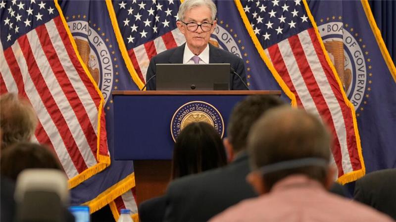 Fed-Chef Powell sieht keinen Grund zur Eile bei Zinssenkungen. 