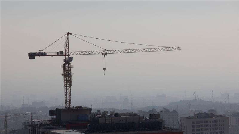 Smog im Iran: Morgens brennen die Augen, abends die Lunge Fehlender Wind sorgt dafür, dass sich die Schadstoffe am Fuß der Berge stauen.