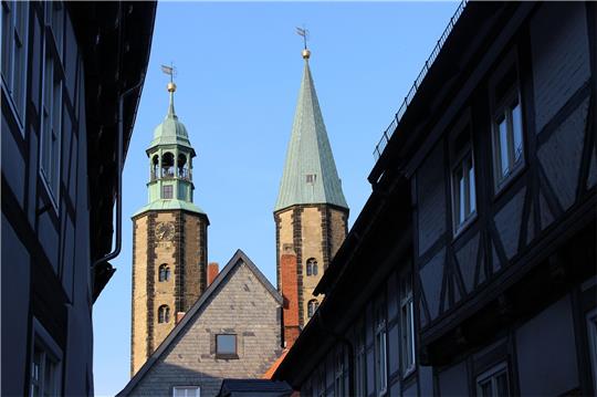 Fehler erkannt? Im rechten Turm der Goslarer Marktkirche fehlt das oberste Fenster. Um Bilderrätsel geht es künftig beim Gewinnspiel !1, 2 oder 5“.  Fotomontage: GZ