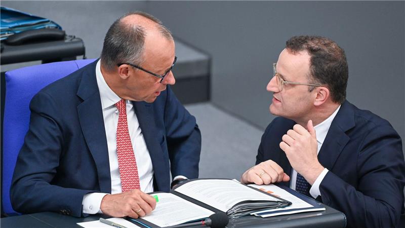 Fehlt Bundeskanzler Friedrich Merz (links) und Fraktionschef Jens Spahn (beide CDU) das nötige Frühwarn-Radar für die Stimmung unter den Abgeordneten in der Unionsfraktion? (Archivbild)