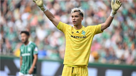 Fehlt wegen einer Schulterverletzung gegen die Bayern: Werder-Torwart Mio Backhaus (Archiv) 