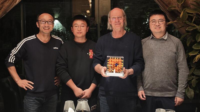 Neues Mineral in China ist nach Clausthaler Forscher benannt Feier aus Anlass des neuen Minerals Berndlehmannit in Peking: Prof. Bernd Lehmann mit einem kristallografischen Modell des neuen Minerals zusammen mit Doktorand Xuerui Fu und den Ex-Clausthalern Prof. Lingang Xu (l.) sowie Prof. Wei Jian (r.).