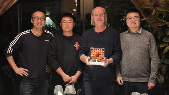 Feier aus Anlass des neuen Minerals Berndlehmannit in Peking: Prof. Bernd Lehmann mit einem kristallografischen Modell des neuen Minerals zusammen mit Doktorand Xuerui Fu und den Ex-Clausthalern Prof. Lingang Xu (l.) sowie Prof. Wei Jian (r.).