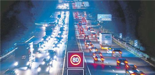 Feierabendverkehr auf der A40 bei Bochum. Vor allem die Pendler leiden unter den Spritpreisen. Foto: imago