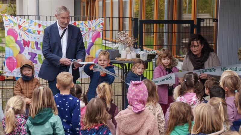 Feierlich eröffnen die Kinder gemeinsam mit Bürgermeister Ralf Abrahms ihre Kita.