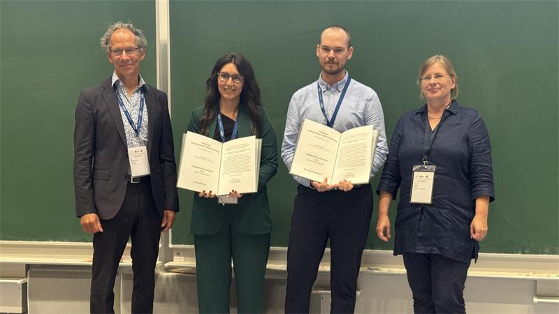 Feierliche Übergabe des TANIOBIS-Promotionspreises 2026 in Jena (v. l. n. r.): Dr. Markus Weinmann, Dr. Vasiliki Faka, Dr. Pascal Kolodzeiski und Prof. Angela Möller.