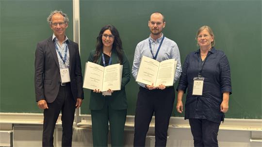 Feierliche Übergabe des TANIOBIS-Promotionspreises 2026 in Jena (v. l. n. r.): Dr. Markus Weinmann, Dr. Vasiliki Faka, Dr. Pascal Kolodzeiski und Prof. Angela Möller.