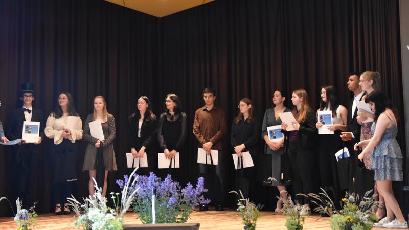 Abiturienten der Adolf-Grimme-Gesamtschule erhalten Ihre Zeugnisse Feierliche Zeugnissübergabe für die elf Abiturienten der Adolf-Grimme-Gesamtschule.